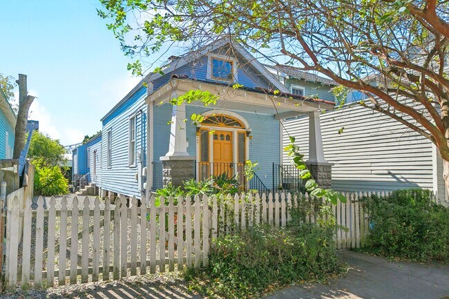 Building Photo - Charming New Orleans Shotgun with Historic...