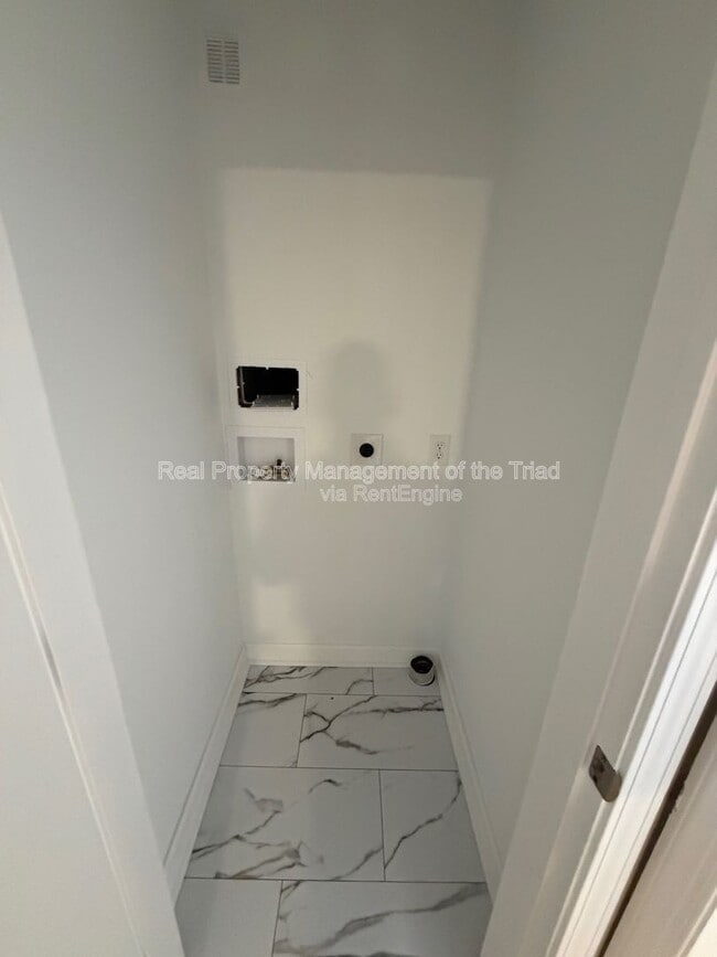 Building Photo - 2748 Lyndhurst Ave