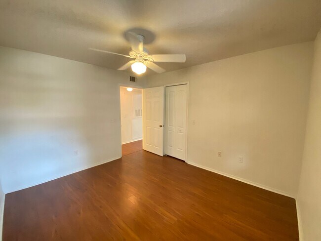 Building Photo - 13941 Fairway Island Dr
