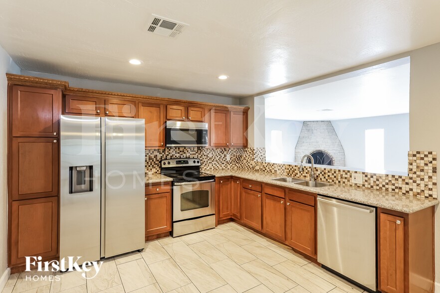 Building Photo - 4628 W Vogel Ave