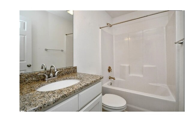 Building Photo - Charming 2-bedroom, 2.5-bathroom townhouse...