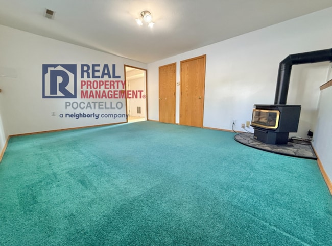 Building Photo - 4 bed 3 bath home - 2 car garage - pet friendly