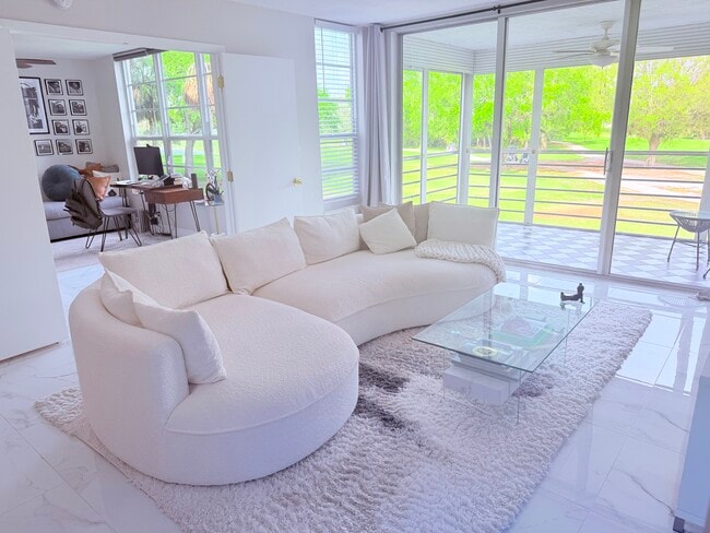 Building Photo - 545 Oaks Ln