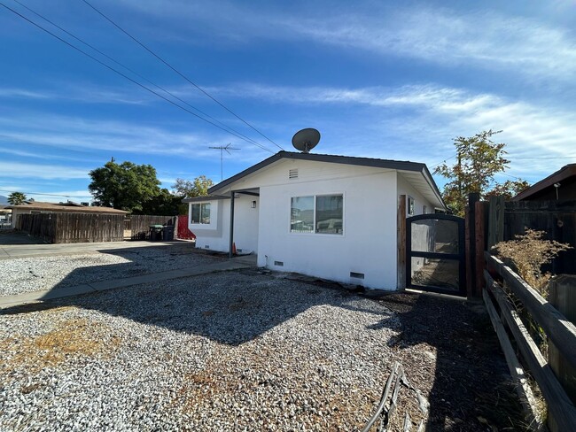 Building Photo - Quaint two bedroom home on Devonshire!