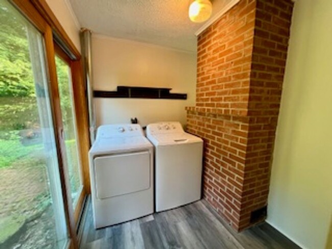 Building Photo - Cozy, 2 bedroom Single Family Home
