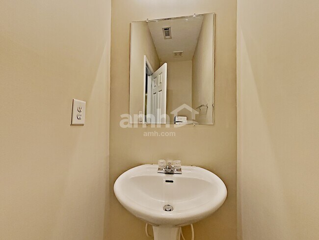 Building Photo - 303 Hidden Creek Ln