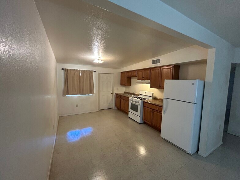 Building Photo - 732 W 44th St