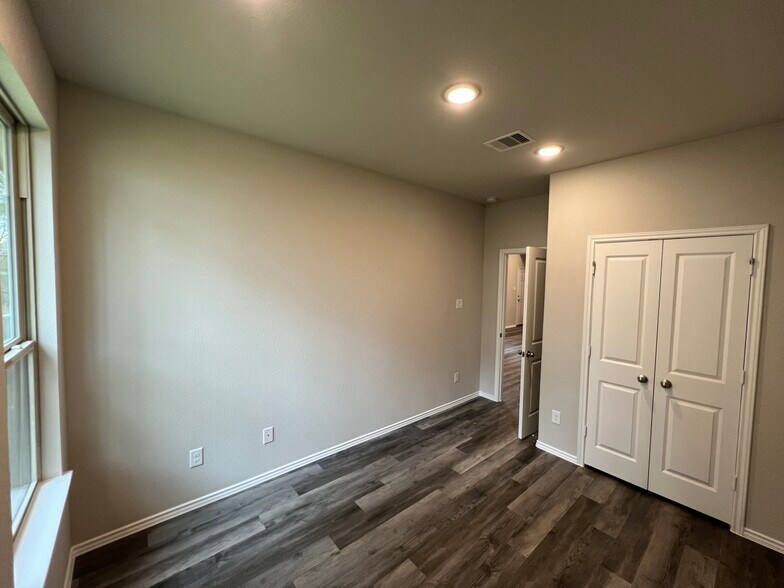 Building Photo - 11595 Persimmon St