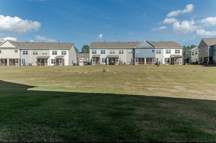 Huge Backyard - 1000 Historic Cir