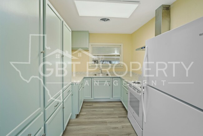Building Photo - 3 Bedroom 2 Bathroom Home Ready for Move In1