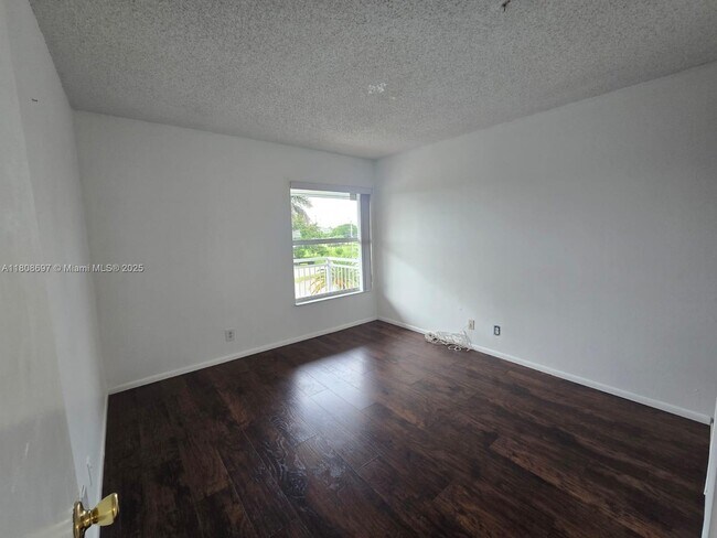 Building Photo - 405 S Pine Island Rd