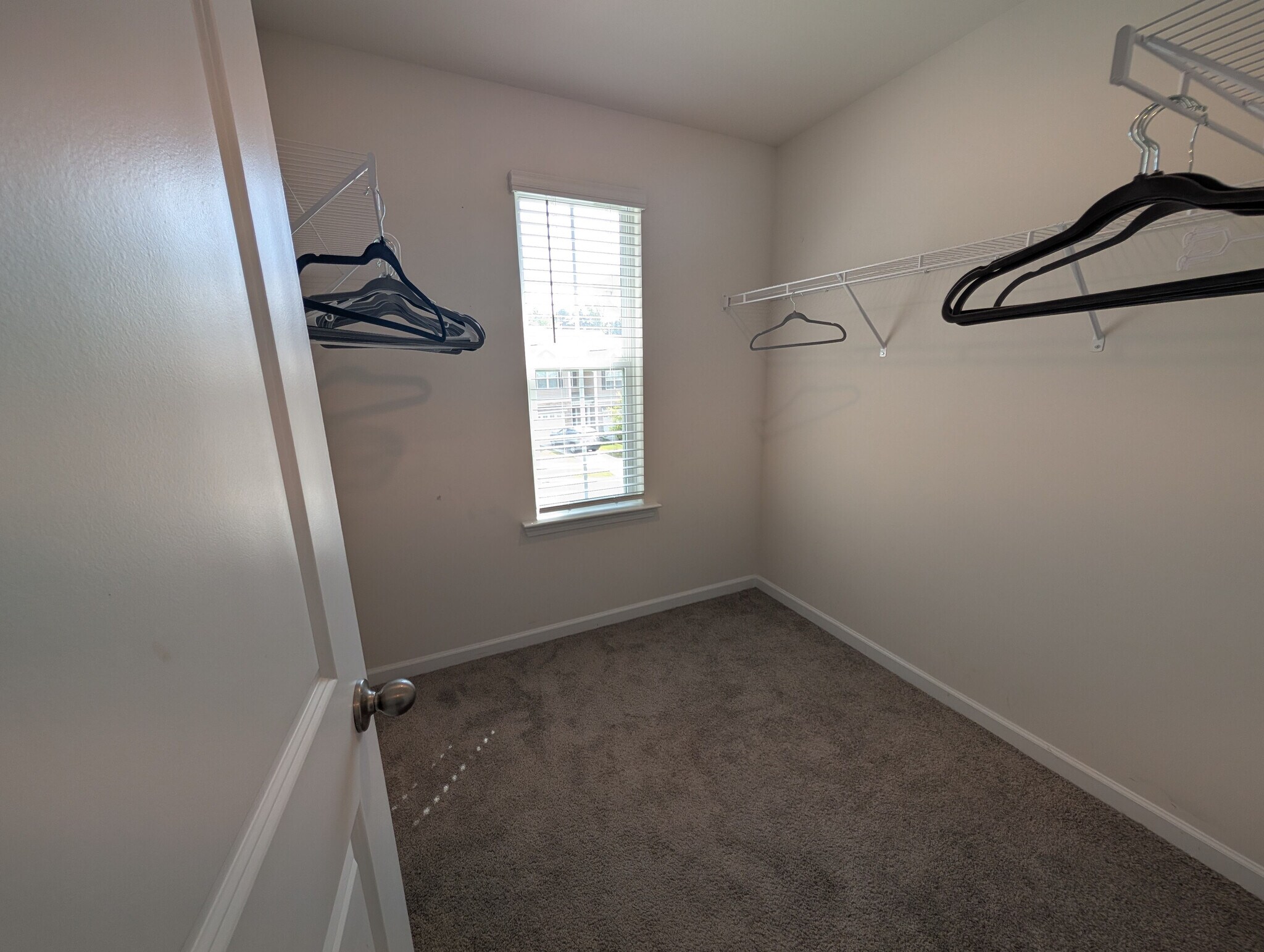 Building Photo - Room in Apartment on North Mills Rd