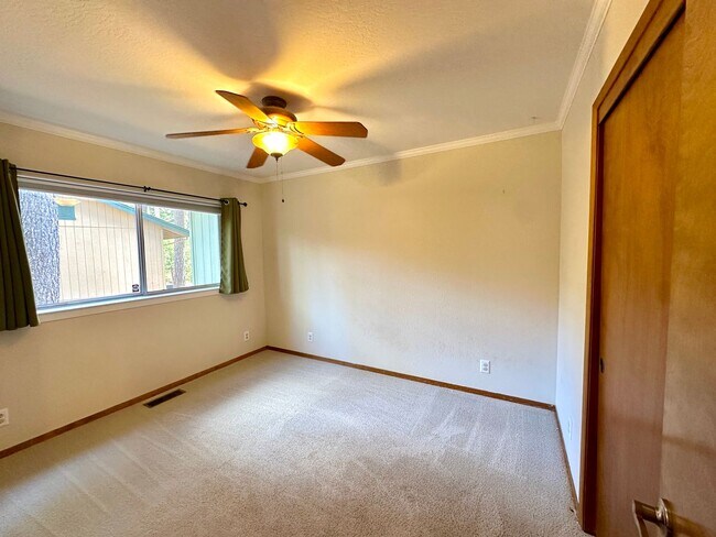 Building Photo - Gorgeous Confidence Home!!