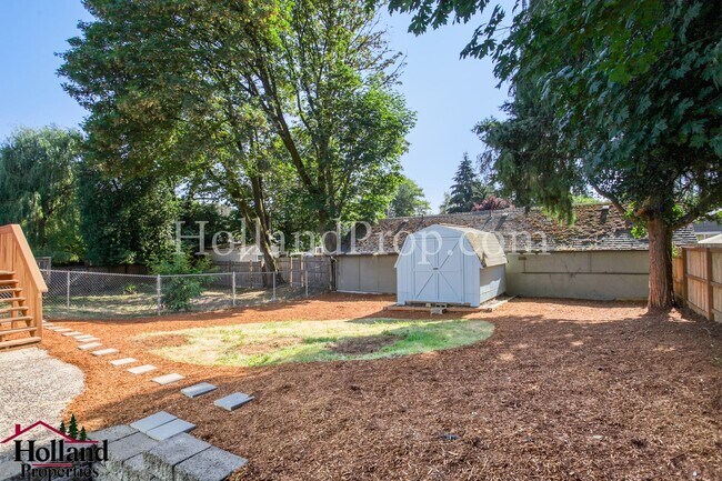 Building Photo - Charming 3-Bedroom Home in Highly Walkable Milwaukie Neighborhood!