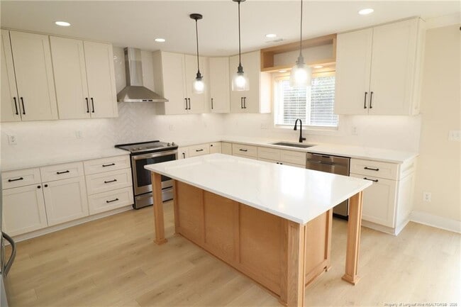 Building Photo - 240 Trayesan Dr