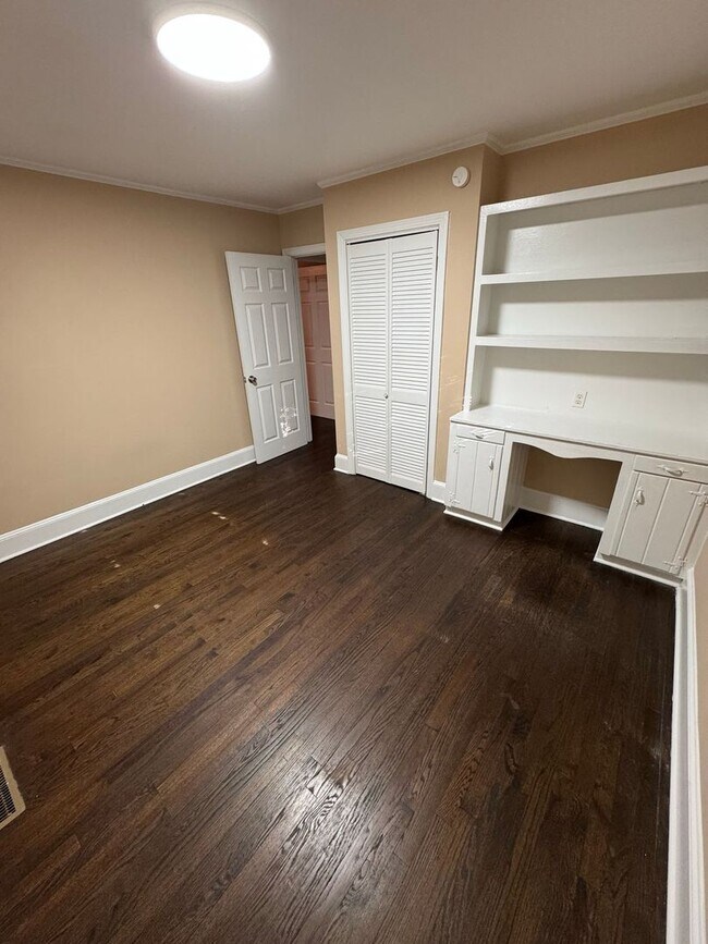 Building Photo - 1042 Westover Cir