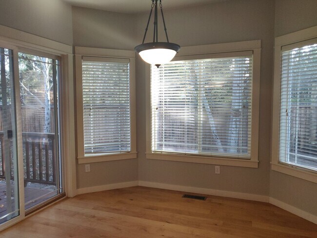 Building Photo - Stunning 4x2 with all bedrooms on the main...