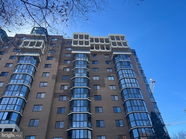 Building Photo - 1600 N Oak St