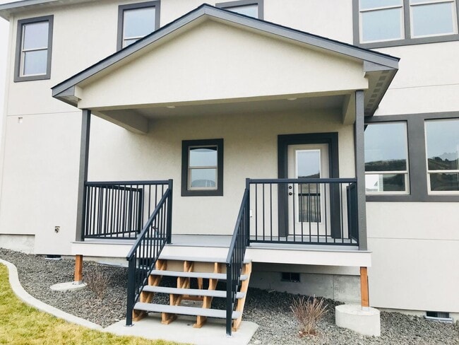 Building Photo - Amazing 4-bedroom home in White Bluffs!