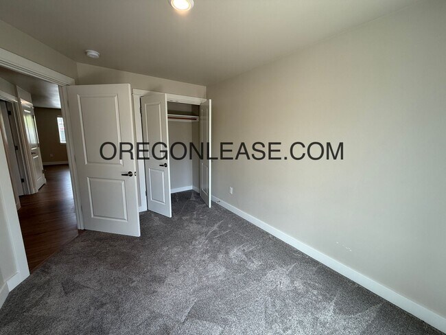 Building Photo - Newer 2-Bedroom Apartment located off Jasp...