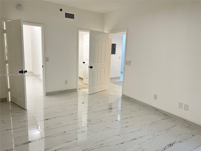 Building Photo - 3255 NE 184th St