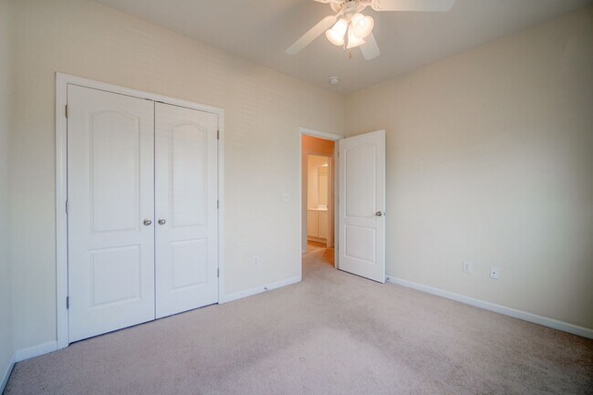 Building Photo - 4 BR/2 BA, 1 Car Garage, Charming Home in ...