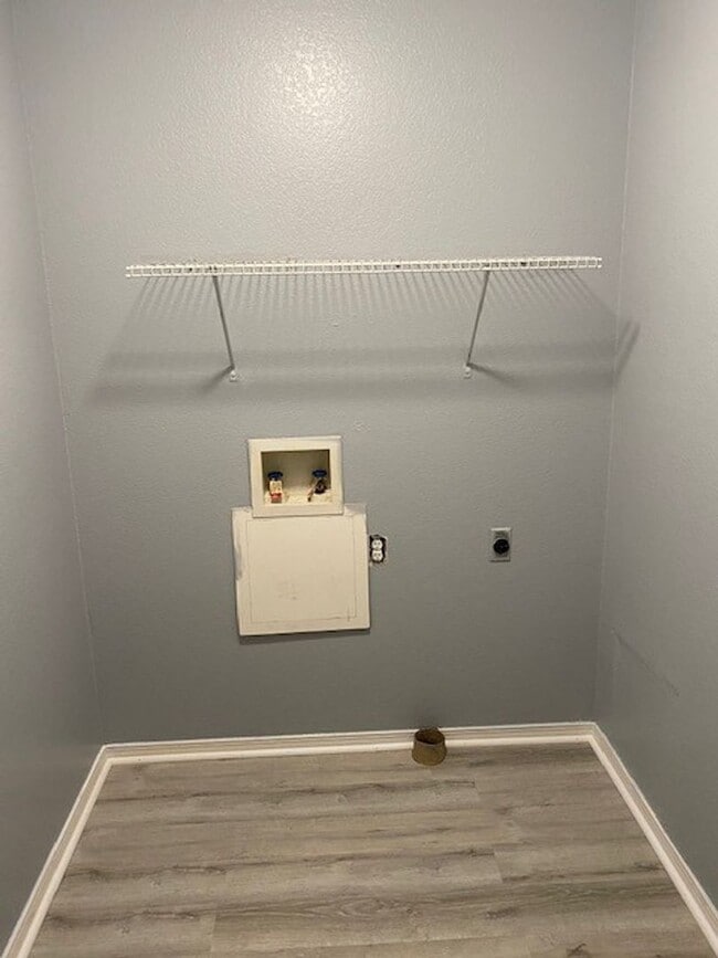 Building Photo - Adorable 3 Bedroom Duplex in Farmington!