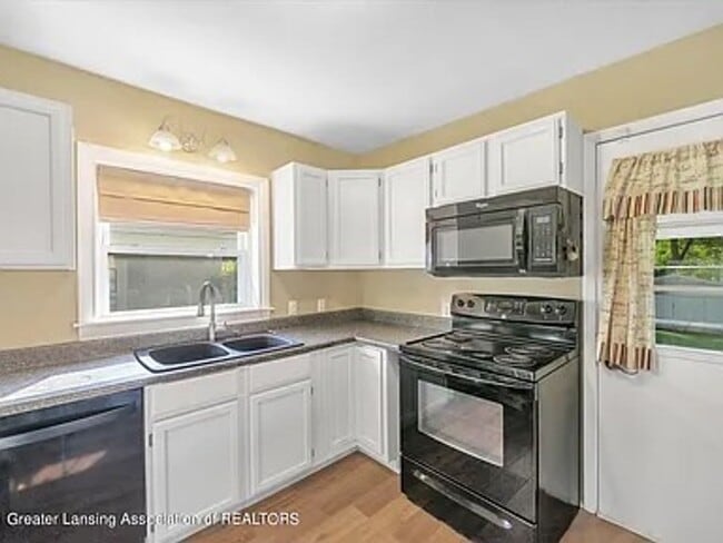 Building Photo - Move-In Ready 3 Bed, 2 Bath in Lansing (Section 8 Approved)