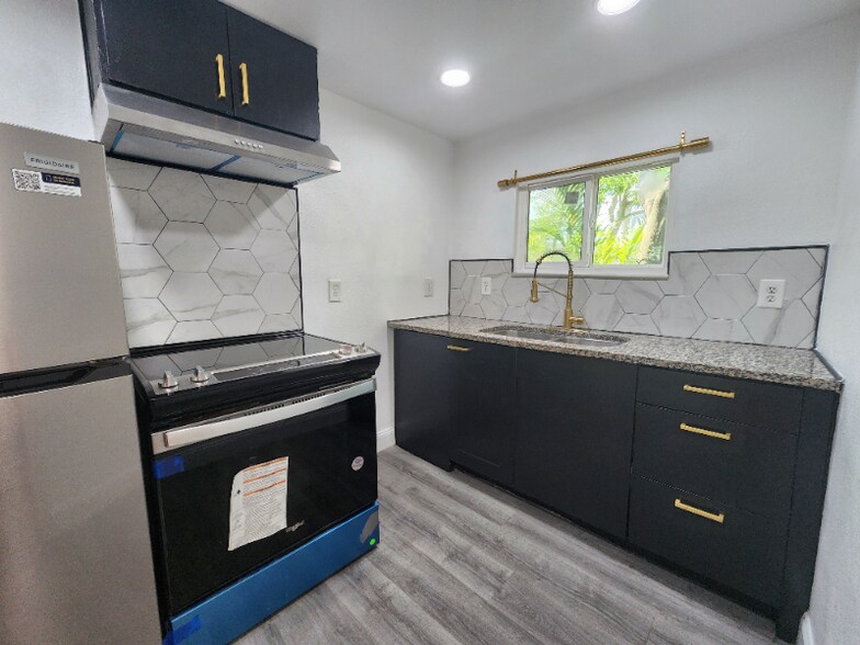 Primary Photo - 2710 Marshall Dr