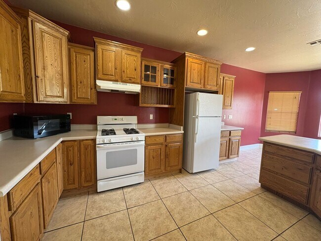 Building Photo - Beautiful 4 Bed 2.5 Bath in Laverkin