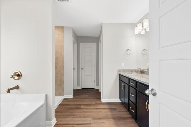 Building Photo - 453 Friendly Ave