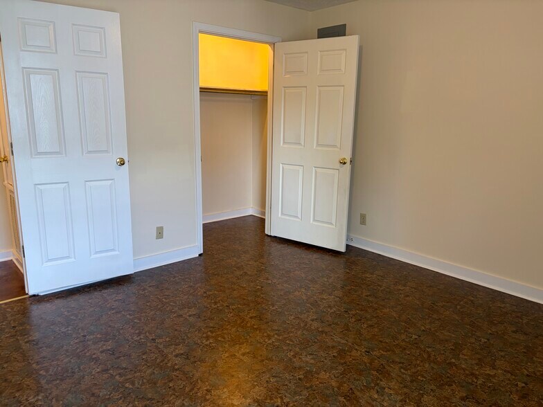 Building Photo - 31 Cottage Ln