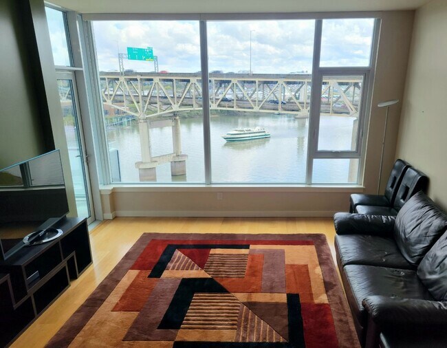 Building Photo - Beautiful 1 Bed 1 Bath Waterfront Condo w/...