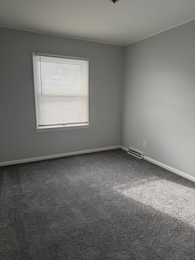 Building Photo - 3 Bedroom Ranch in Warren.