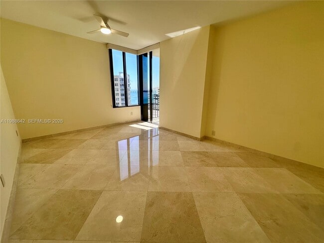 Building Photo - 520 Brickell Key Dr