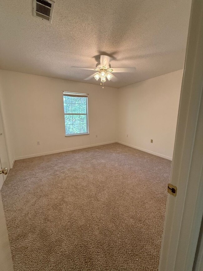 Building Photo - New Listing!