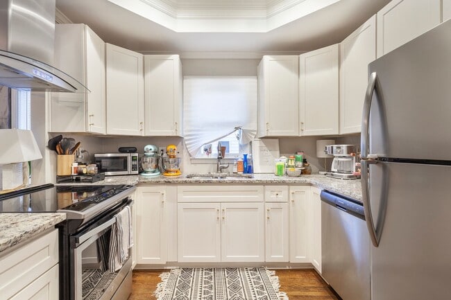 Building Photo - Beautifully Updated Two-Story 3/2.5 w/ Hug...