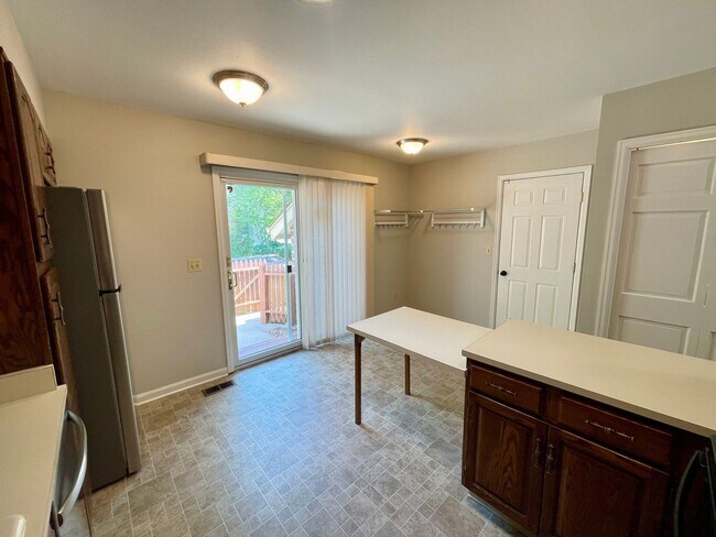 Building Photo - Beautifully Updated 3-Bed, 3-Bath Townhome...