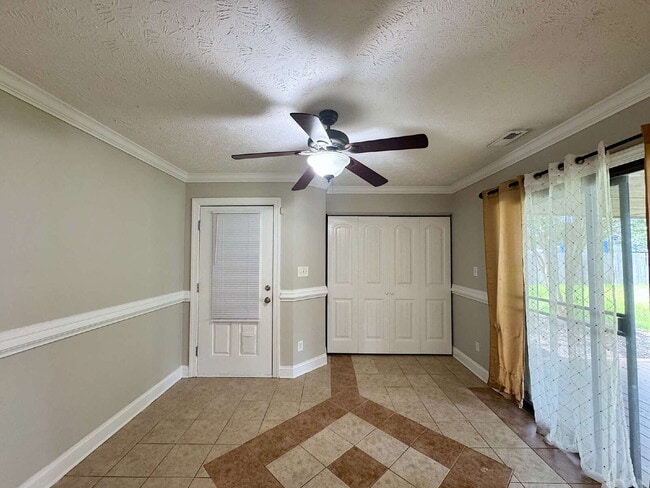 Building Photo - Well Maintained Three Bedroom Home in Hope...
