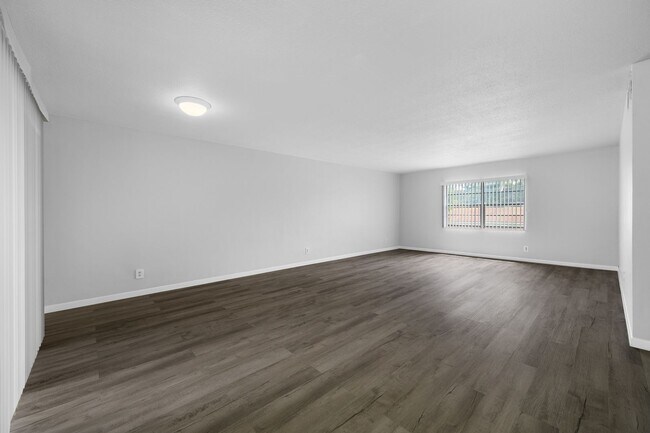Building Photo - 1 BR / 1 Bath Unit