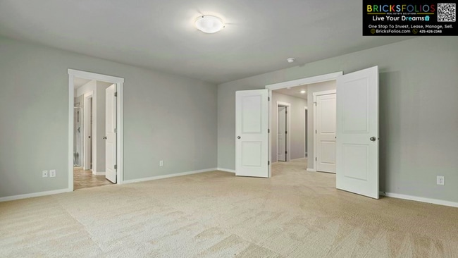 Building Photo - 5 BEDROOMS | A/C | 3-CAR GARAGE | FENCED BACKYARD | 2,780 SQ. FT. | CONVENIENT TO JBLM