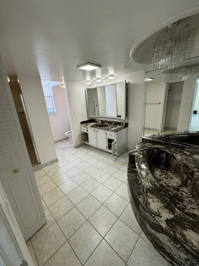 Master bathroom - 1865 S Ocean Dr