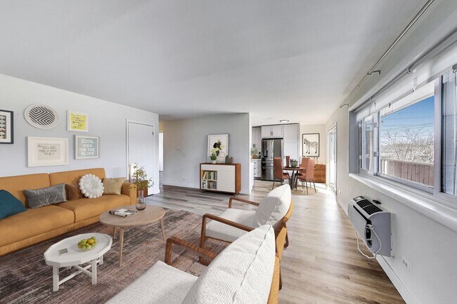 Building Photo - 600 S York St