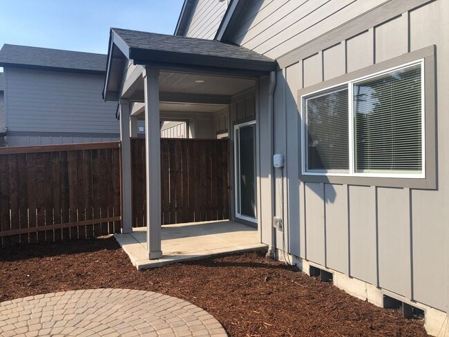 Building Photo - Newer 3 bedroom, 2.5 bath duplex in desirable neighborhood!