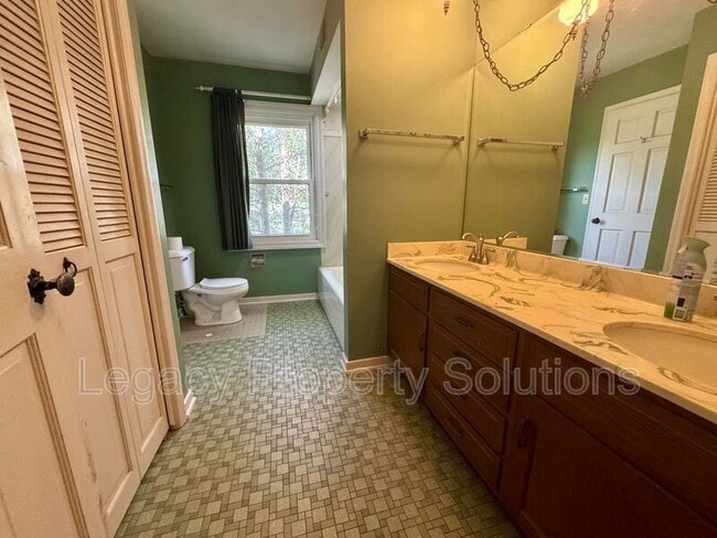 Building Photo - 401 Oakfield Dr