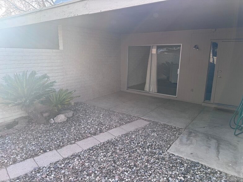 Building Photo - 3242 E Monte Vista Dr