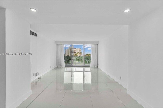 Building Photo - 100 Bayview Dr