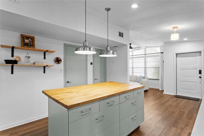 Building Photo - 2407 S Lois Ave