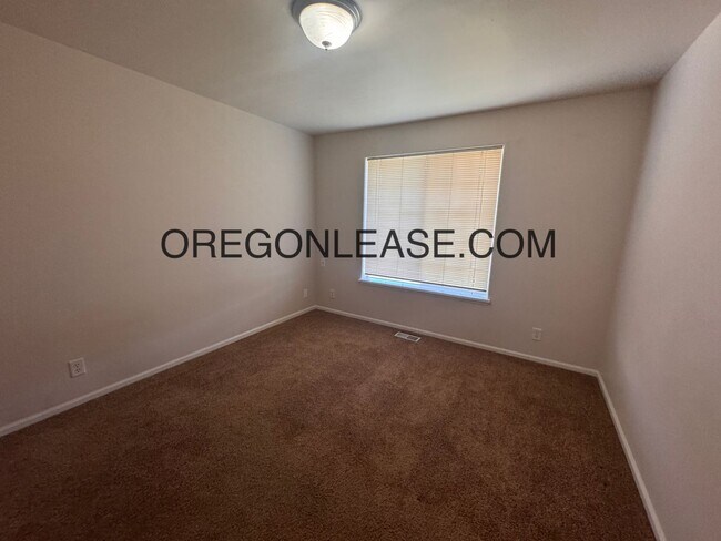 Building Photo - West Eugene 3 bedroom 2 bath home