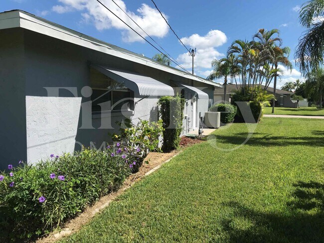 Building Photo - 3922 SE 2nd Ave